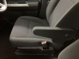 運転席はアームレスト付きでゆったり運転いただけます。