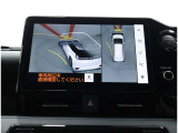 サイドクリアランスビュー表示中に、旋回時の運転操作に合わせて自動で車両を斜め後方から見たような映像を表示。