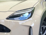 【LEDヘッドライト】悪天候や夜間走行時も良好な視界を確保し安心して運転できる高輝度LEDヘッドライトを装備!点灯速度が早く、消費電力も抑えられています。