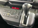 【オートエアコン】一度お好みの温度に設定すれば、車内の温度を検知し風量や温度を自動で調整。暑い&hellip;寒い&hellip;と何度もスイッチ操作をする必要はありません。快適な車内空間には必須の機能ですね♪