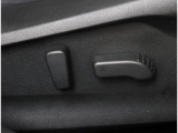 運転席と助手席は電動パワーシートが装備され、ドライバーの体系に合わせて細かいシートポジション設定が可能です!