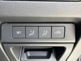 電動リアゲートになっているので荷物を持っていてもボタン一つで開けることができるので大変便利です。