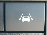 【車線逸脱警報】道路上の白(黄)線を認識し、意図せず走行中の車線からはみ出しそうになった時、メーター内の警告灯とブザーで注意喚起してくれる安心・安全機能です♪