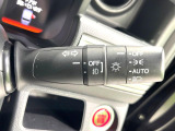 【オートライト】周りの明るさに応じて自動でヘッドライトの点灯・消灯ができる機能です!ライトの付け忘れ・消し忘れなどが無くなり、雨の日や夕方の走行も安心!トンネル通過時も便利ですね♪