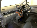 運転席周りのレイアウトをご覧ください。ナビゲーションが綺麗に装着されすっきり収まってますね!