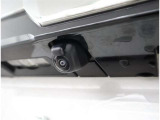 バックモニター付なので後退時に後方が見えるので安心。 車は構造上、死角がたくさんなので万が一を考えると必須ですね。 あくまで補助の為の装備、バックは目視で確認する事が重要ですよ。