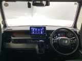 フロントガラスが大きく、ワイドな視界で運転もしやすくなるように設定されています。