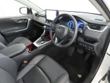 高級感のある美しいインテリアデザインの運転席です。