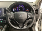 ハンドルにHondaセンシング系のクルーズコントロールやレーンキープアシストなどのスイッチと、オーディオの操作スイッチが装備されています。ハンドルから手を離さず安全に操作できます。