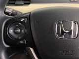 ステアリングスイッチがついていますので、オーディオのチャンネル変更、ボリューム、ジャンル変更が操作可能です。ハンドルから手を離さず安全に操作できます。