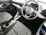 【運転席まわり】・・・ハンドルやシートなども隅々までクリーニング済み。キレイな車内でドライブがより一層快適にお楽しみいただけると思います。