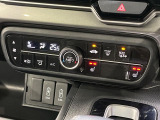 【オートエアコン】一度お好みの温度に設定すれば、車内の温度を検知し風量や温度を自動で調整。暑い&hellip;寒い&hellip;と何度もスイッチ操作をする必要はありません。快適な車内空間には必須の機能ですね♪