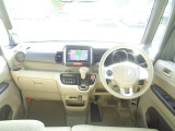 大きなフロントガラスで広々とした視界の運転席まわりです。