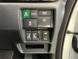 【リア両側パワースライドドア】リモコンなどで自動開閉。Hondaスマートキーを携帯していれば、軽い力で解錠とドアオープンが行えます。半ドア状態まで閉めると、自動的に全閉する機能付き。
