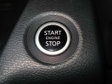 使い勝手の良いプッシュエンジンスターター装備♪鍵をカバンやポケットなどから取り出さずにエンジンを始動出来ます☆鍵を回す必要も探す必要もございません!
