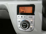 フロントオートエアコン装備ですので常にお好みの温度に調整ができ車内を快適な空間に保ってくれます。