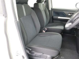 見えないところまで徹底洗浄!中古車をキレイで気持ちよくお乗りいただけるよう、トヨタ認定中古車はしっかりクリーニング。エンジンルームやシートを外した洗浄まで目に見えないところまで徹底的に洗浄しています。