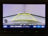 【バックカメラ】運転が苦手な方も車庫入れラクラクです!ギアをリバースに入れれば自動的に切り換わりますので、面倒な操作は不要です♪狭い駐車場もお車を傷つけず安心ですね!