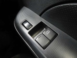 ビジネスカーでも快適装備は外せません。運転席&助手席はパワーウインドウです。(挟み込み防止機能付き)。