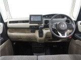 ◆視界広々で非常に運転しやすくロングドライブでも疲れを感じさせないすっきりとまとまったインパネ周りです。