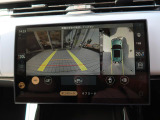 ボディの目立たない位置に設置された4台のデジタルカメラにより、車の周囲360度のオーバーヘッドビュー表示。それぞれのカメラを単独もしくは2か所表示することも可能。狭い場所や出入口なども安心できます!