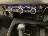 オートエアコンがついてますので、簡単操作で快適に過ごせます。リア熱線のスイッチの中にサイドミラーヒーターも入っています。パネル内のシートヒータースイッチは前席の左右別々に温度設定ができます。