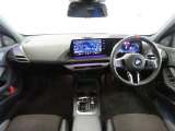 カーブドディスプレイを中心にレイアウトしたインテリアは最近のBMW車に共通のテイスト。ステアリングのセンターマークなどにMらしさが漂っている