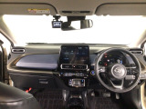 【前方視界】開放的な前方視界!運転がしやすく疲れにくいです♪窓が大きく、見通しがとっても良いおクルマですよ♪