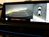 【全周囲モニター】車を上空から見下ろしたような映像をカーナビ画面に映し出し、車庫入れや縦列駐車をサポートしてくれます。