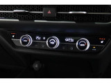 運転席と助手席の温度設定の変更が可能な左右独立タイプのデュアルエアコンです♪♪♪暑がりな人・寒がりな人も誰もが車内を快適にお過ごしいただけます♪♪♪