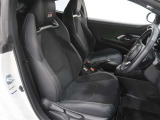 高いホールド性で運転姿勢が安定します。長距離ドライブでも疲れにくいのが魅力です。快適なドライビングライフをお送りください♪