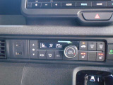 充電用USBジャック付き☆運転席&助手席シートヒーター付き☆フルオートエアコンで室内快適です♪