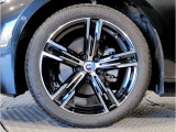 BMWの純正アロイホイールは軽量かつ強度にも優れているホイールで走行性能を引き上げる設計になっております。足元にもBMWは妥協がなくこだわっている個所になります。