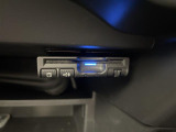 【ETC】有料道路を利用する際に料金所で停止することなく通過できる、ETC車載器(ノンストップ自動料金収受システム機器)が装備されています。セットアップを行うことで利用可能になります。
