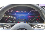 高いレベルの知性を備えたメルセデスの「インテリジェントドライブ」は、ドライバーの疲労を軽減し、安全かつ快適なドライブの一助となります。