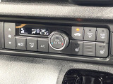 【オートエアコン】一度お好みの温度に設定すれば、車内の温度を検知し風量や温度を自動で調整。暑い&hellip;寒い&hellip;と何度もスイッチ操作をする必要はありません。快適な車内空間には必須の機能ですね♪