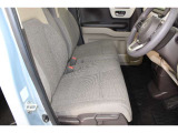 ゆったりとした運転席、助手席です。運転席はシートハイトアジャスター付きで高さ調整が出来るので、いろんな人のドライブポジションに合います。