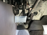 パーキングブレーキは、フットブレーキタイプです。