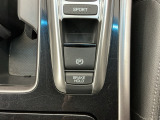 電動パーキングブレーキ、信号待ちや渋滞時などブレーキを踏み続ける場合に比べて足腰の疲労が軽減されるオートブレーキホールド付きです!