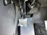 パーキングブレーキはフット式なので運転席と助手席の間はすっきり、移動も楽々です。さっと手が届く位置にATセレクトレバーやエアコンスイッチなどがあり操作性に優れています