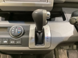 CVT車のセレクトレバーです。低速から高速まで、変速ショックのないスムーズな走りを実現するとともに、エンジン効率のよい領域を維持することで燃費にも貢献します。
