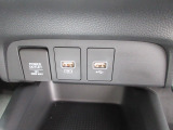 便利なUSBジャック・12V電源ソケットも付いています。周辺機器の充電にご利用頂けます。