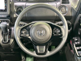 インテリアに合わせたデザインのステアリングは、運転される方のことも考え、運転しやすい形状、大きさです。是非一度、実際に触ってお確かめください。