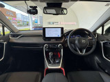 黒を基調とした落ち着いた車内となっています。