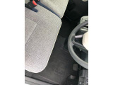 痛みの出やすい運転席シートの角、フロアマット、座面、ともに良好です
