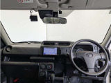 シンプルながら機能性あふれる運転席周りです。 使いやすいスイッチ類の配置によりとても運転しやすいですよ。