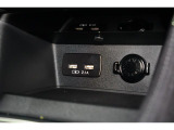 小物の収納に便利なセンタートレイには携帯等のデバイスの充電可能なUSB出力電源付です。