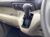 インパネシフトだから視線の移動も少なく足元もスッキリ♪運転席もゆったりしているのでゆとりを持ってドライブできますね!