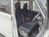 運転席にはシートリフターが付いておりますので、前後のスライドに加えシートの高さも変更出来ます。小柄な女性の方でも運転しやすいポジジョンが取れ、安心して運転できます。