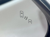 【ブラインドスポットモニター】走行中、ドアミラーの死角になりやすい箇所に後続車が接近するとサイドミラーのレンズに警告を表示!ドライバーに注意喚起をしてくれます。